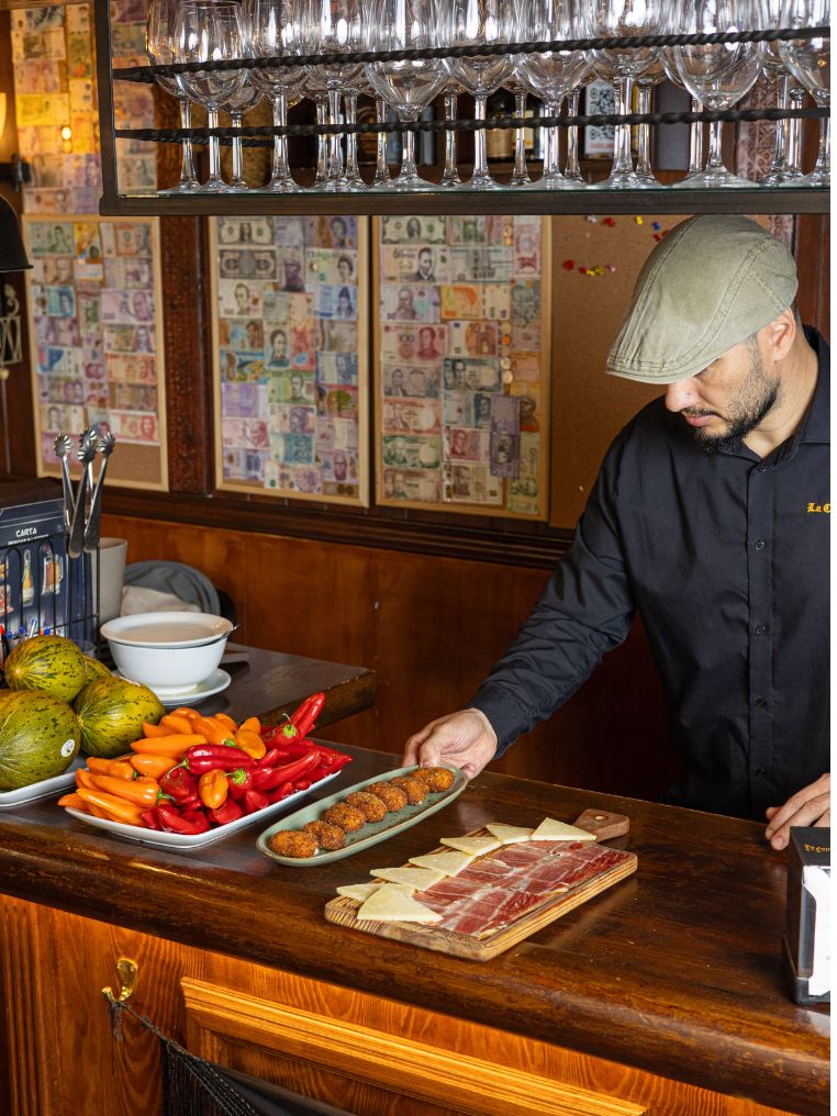 Cocina tradicional madrileña en La Cava de Illán desde 1988
