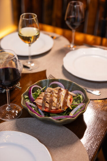 Ensalada_de_tomate_con_ventresca_y_anchoa
